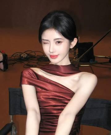 鞠婧祎这个风格很轻熟很新鲜啊以前都没有过这样的