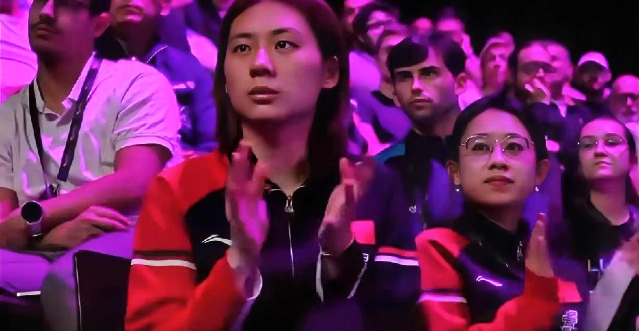 王艺迪决赛时刻，只有陈熠孤零零地坐在观众席，其他运动员都回国备战全运会了。