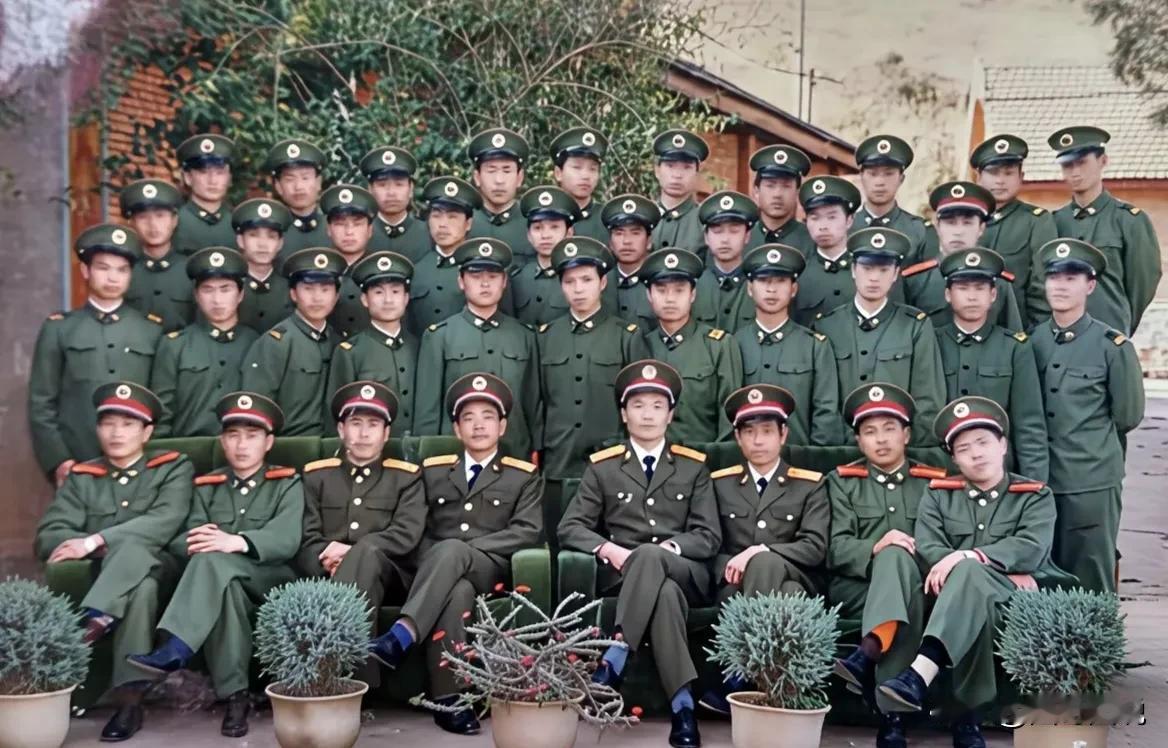 大家仔细看，照片中坐在前排的这四名红色肩章的志愿兵，他们竟然能够和连排干部平起平