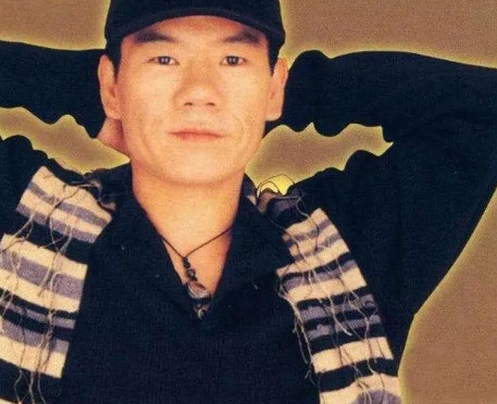 1987年，滚石唱片签下赵传的第二天，老板就后悔了，赵传太普通了，在那个帅哥、美