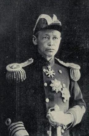 1951年初冬的一天，在福建福州一处老宅中，一位年近百岁的老人颤颤巍巍地靠在藤椅