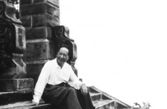 1976年，毛主席去世，当华国锋赶到中南海时，毛主席已无呼吸，情急之下，华国锋迅