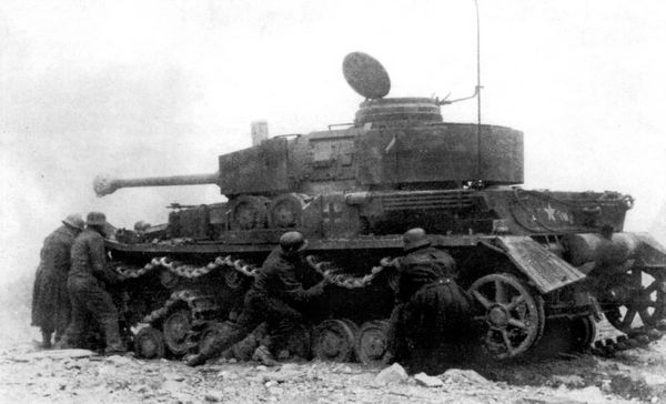 1944年德军第十五装甲掷弹兵师抢修四号坦克的历史瞬间