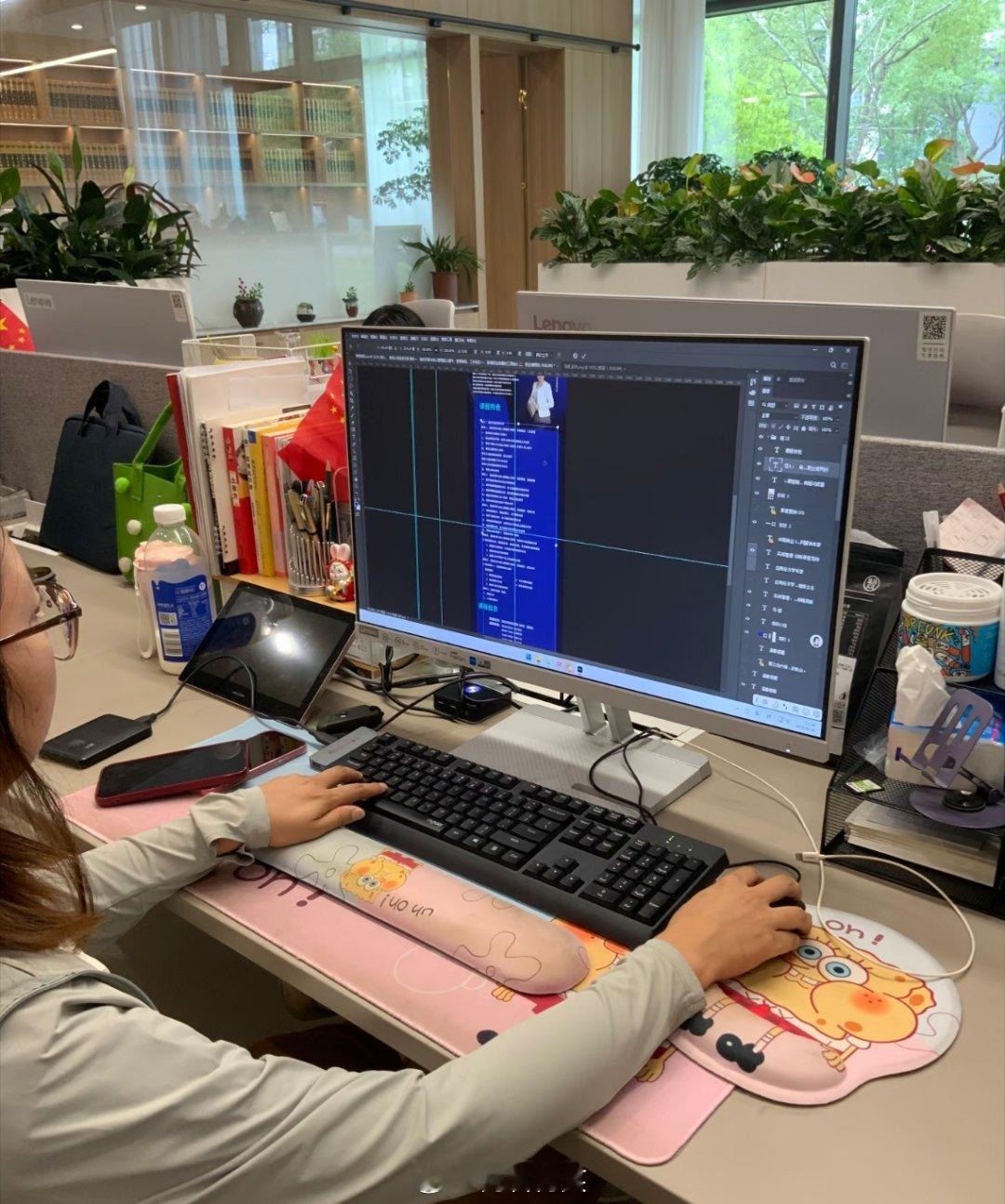 微小说大赛，职场轶事入职这家公司半年，我遇上了件没法解释的怪事。我的工位在角落