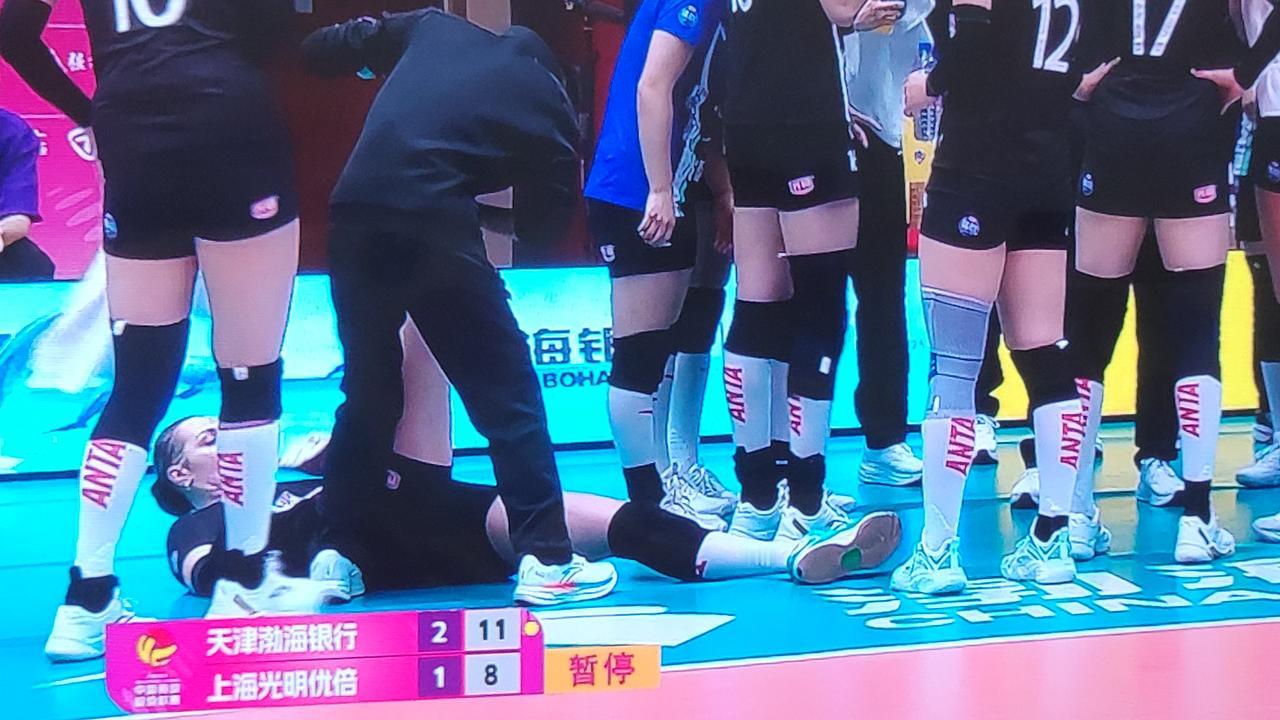 没想到天津女排3-1战胜上海女排！沃龙科娃第四局累到小腿肌肉有些抽筋啊！第四局比