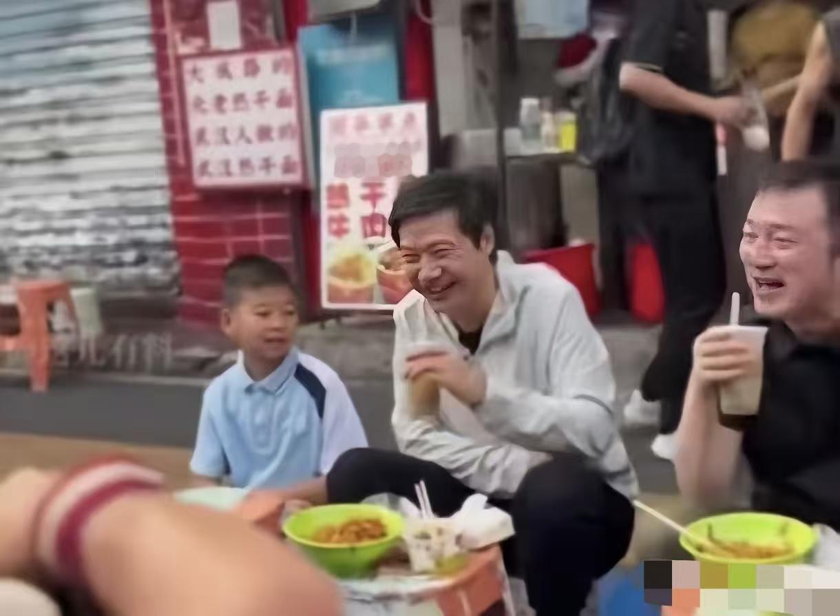 全武汉唯一不给雷军面子的小女孩出现了，早上雷总在武汉小吃街直播，好几十人围着在拍