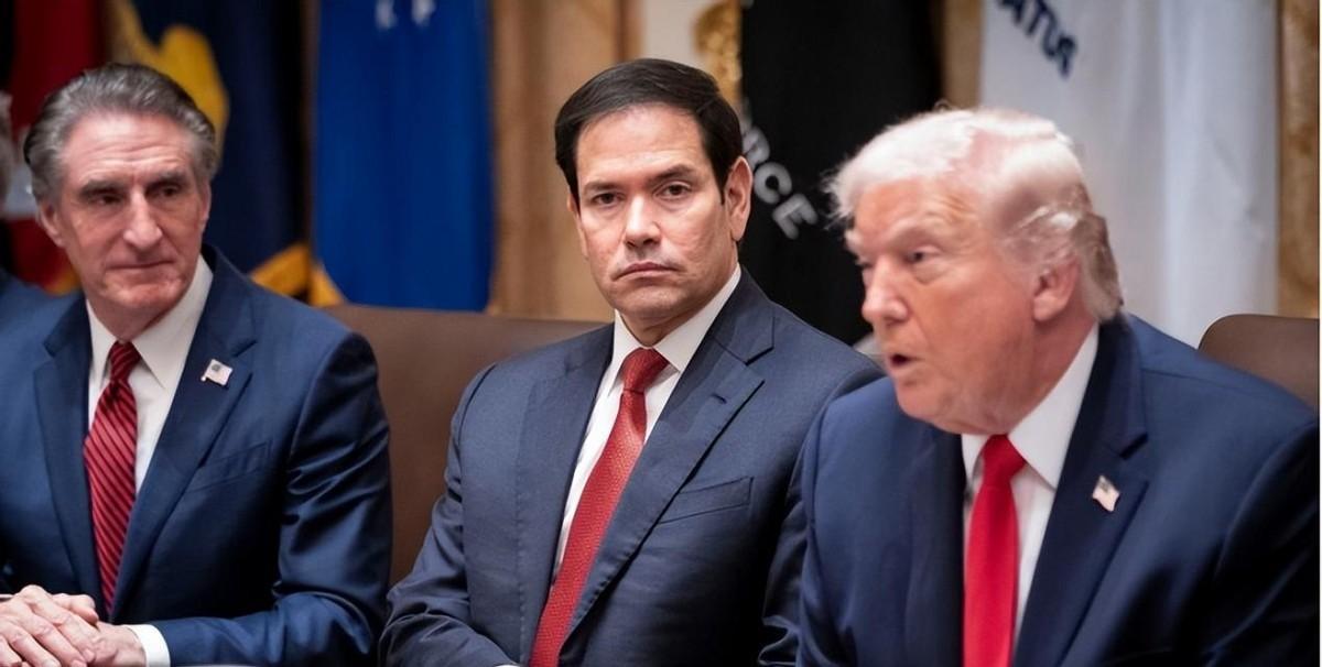 那个被中国拉进黑名单、制裁了五年的反华急先锋，现在居然想跟着特朗普大摇大摆地来北