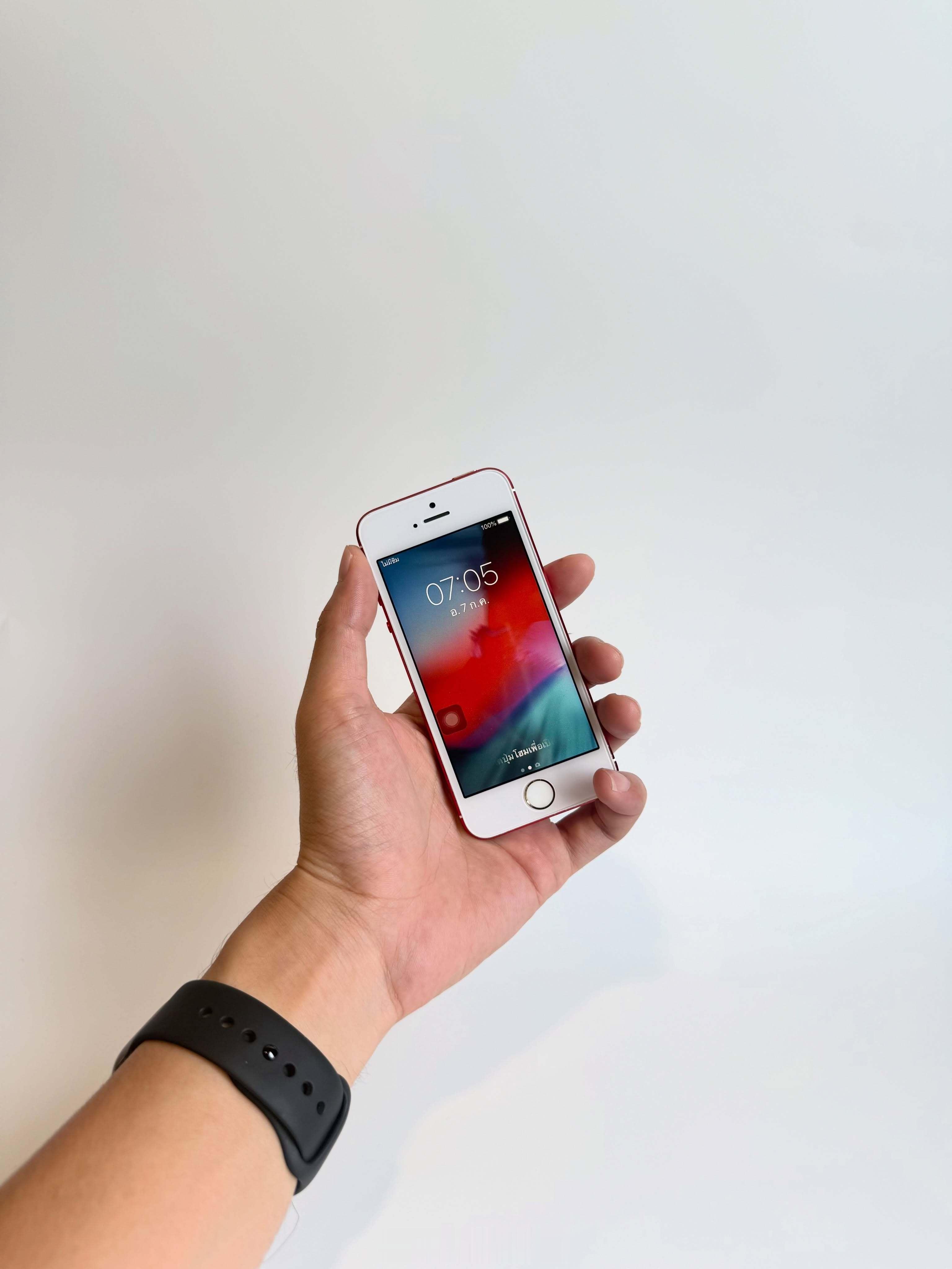 红色改装版iPhoneSE，属于苹果小屏时代的浪漫2016年发布的iPho