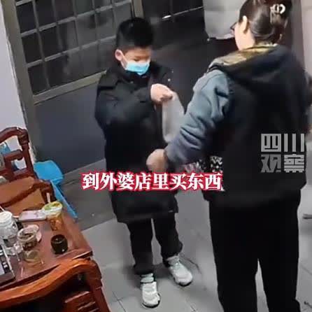 广西柳州，女子带着自己一家三口准备回父母家过年，为了给家里人一个惊喜，让儿子假装