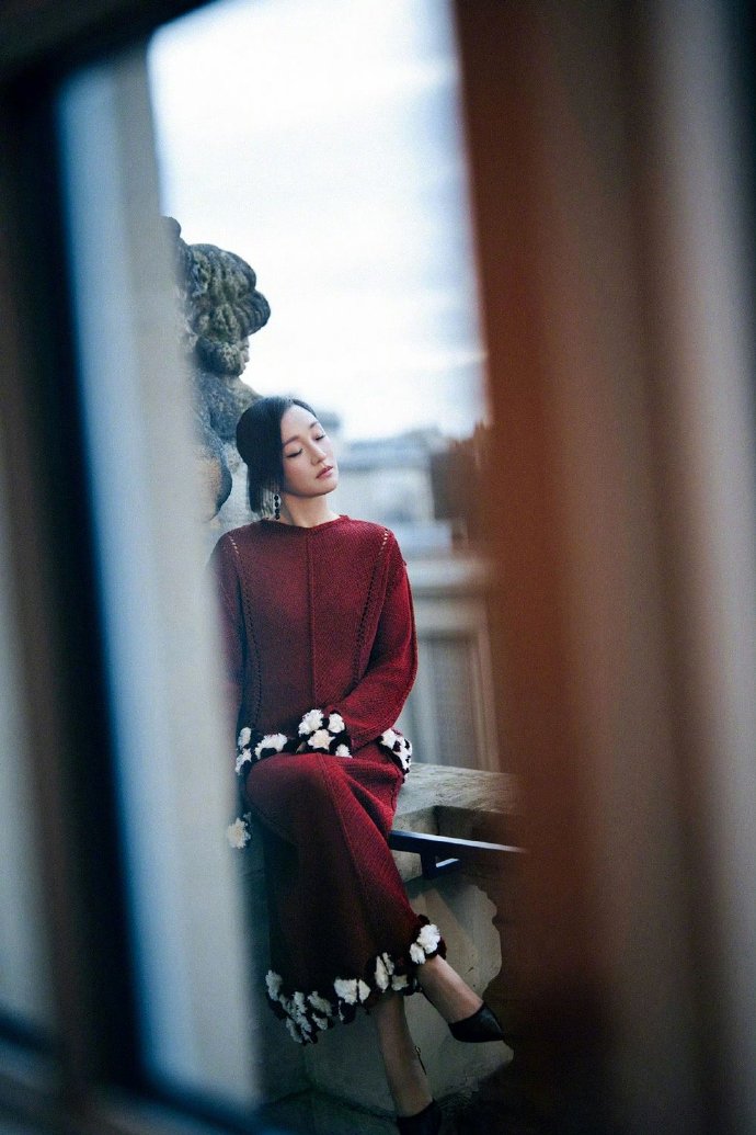 周迅看秀，本身就是一场行为艺术。当其他人在“穿”高定时，她是在“表达”高定。那身