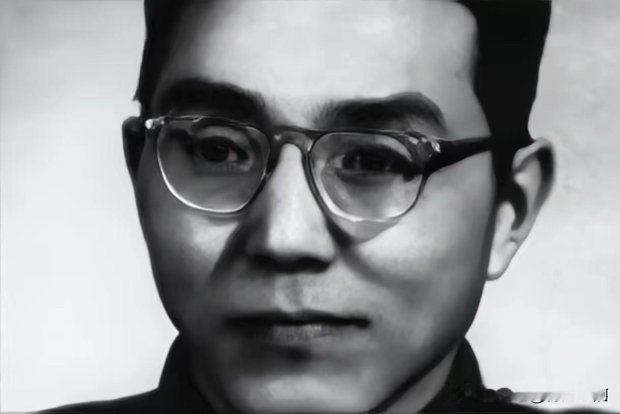 1949年，被判10年的地下党戴中溶狱中惊醒，却突然发现牢门大开，守卫无踪，满院