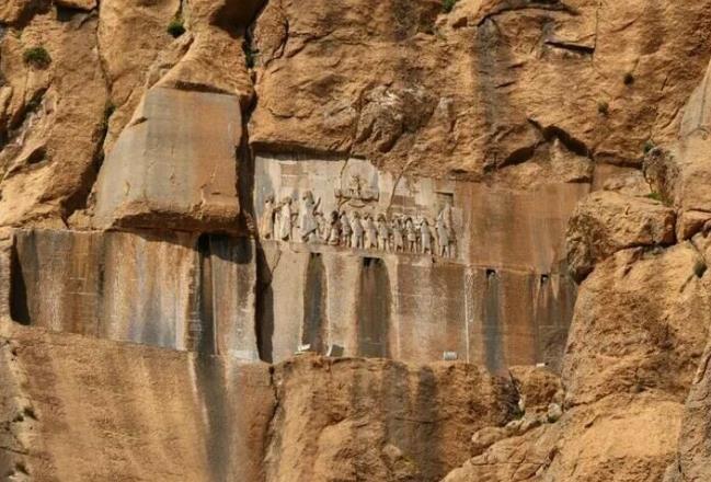 2500年前，有一个国王做了一件非常“狂”的事。他没有建一座普通宫殿，也没有只