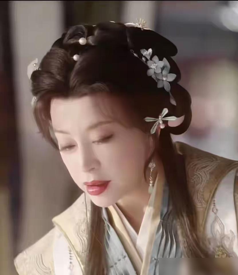 她75岁了还在演少女？那张脸，真不是医美堆出来的？你看她在2026年短剧里