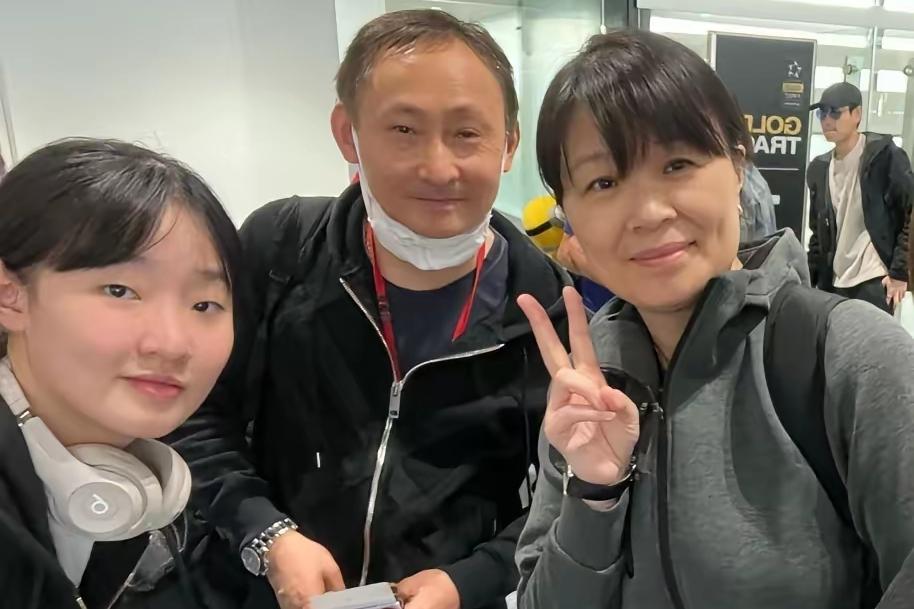 张本美和不高兴了？混合团体赛没开始，成都的面食美食没有吃，刚才在飞机上剪