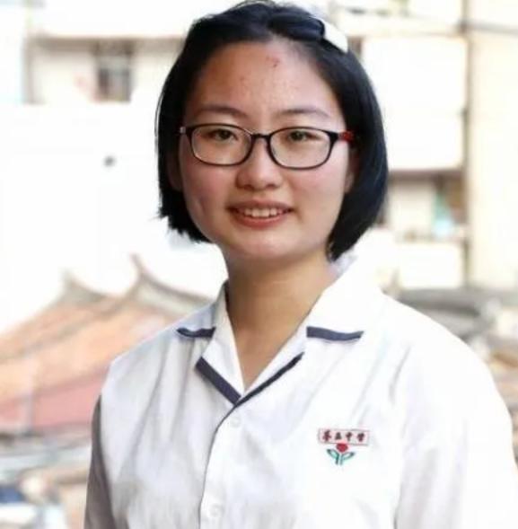 她是中国最“贵”的高考女状元，考了687分，总共拿了100万奖励。学校奖30万，