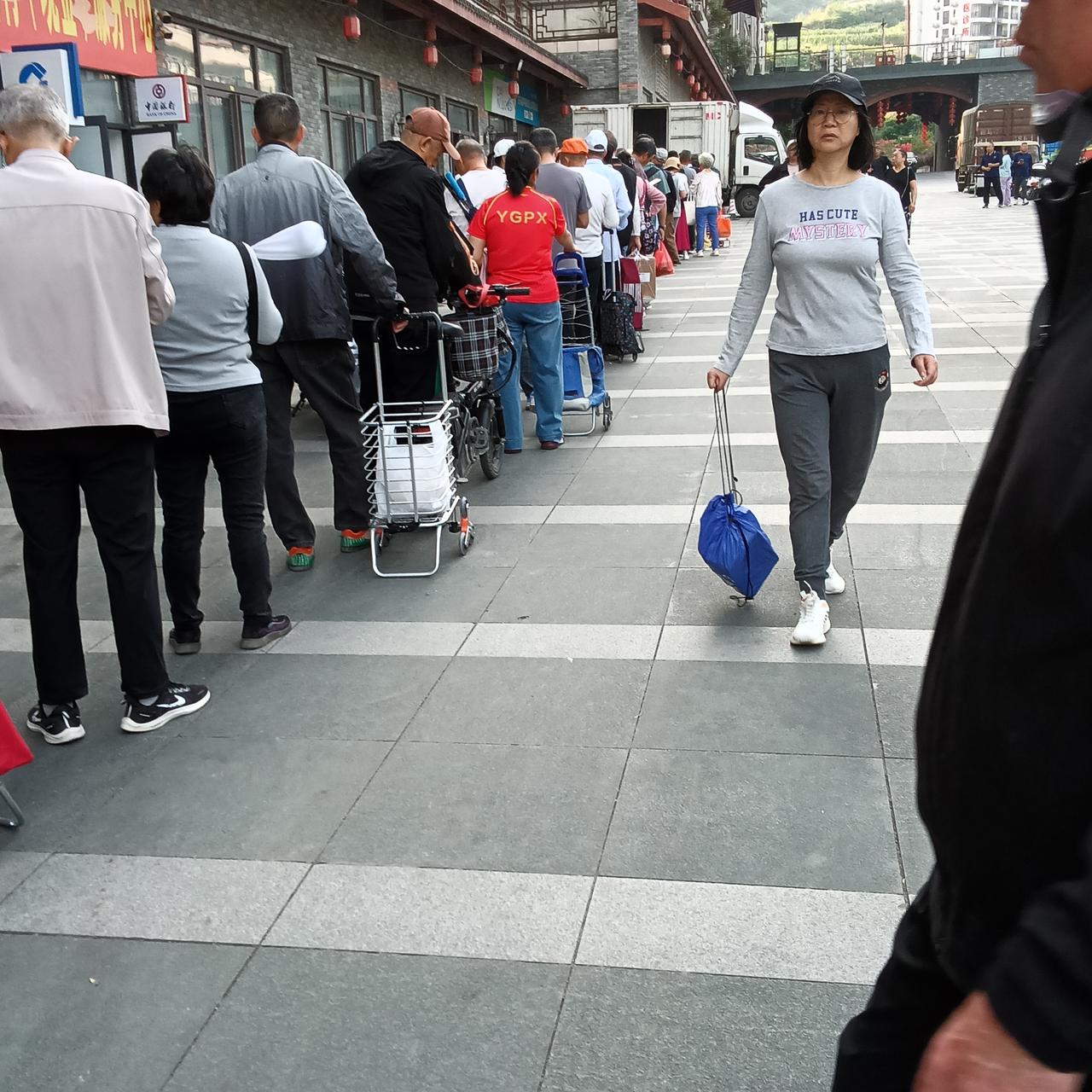 巴马的快递业务很震撼在广西巴马长寿乡坡月村的世纪养生园入口方向，站着五六十人