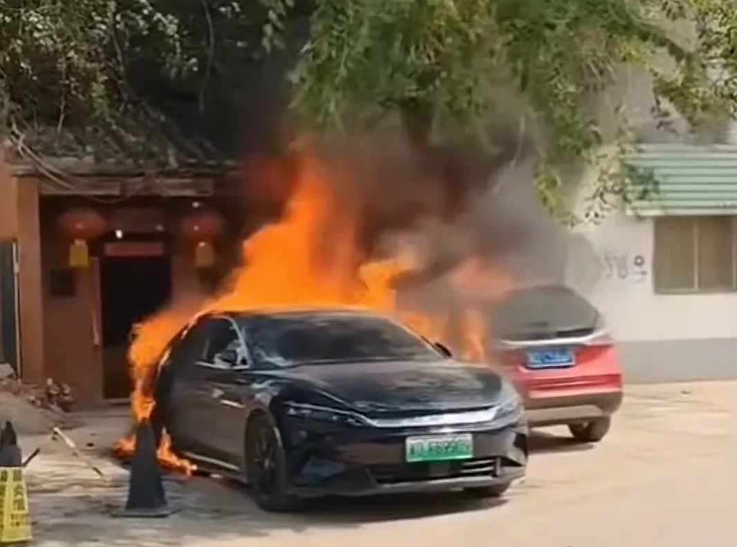 有人问比亚迪秦这款10万内的插电混动车值不值得买？1.秦只是个低端车，最