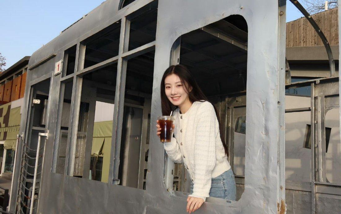 王鹤润穿这么帅还以为要开赛车，穿上皮衣就是酷😎（没说不穿皮衣不酷的意思）