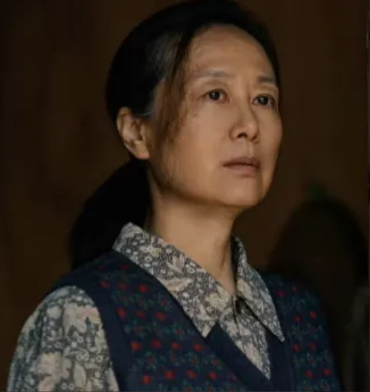 《淬火年代》柳石堂终于痛醒了，把傅秋芳和她儿子送进去了。当初，柳钧发现傅秋芳