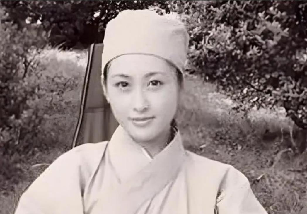 1950年，一次剿匪战斗中，一战士死死地盯住了女尼姑丰满的胸脯，排长不禁气得青筋