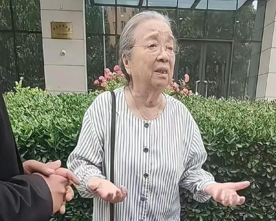 90岁的容嬷嬷近况曝光了。查了一下才知道，她现实中的日子是这样过的。90