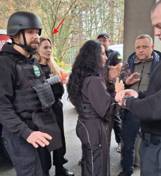 保镖被乌克兰征兵抓走后，安吉丽娜·朱莉亲赴赫尔松捞人，啧啧，美国好莱坞影星的身份