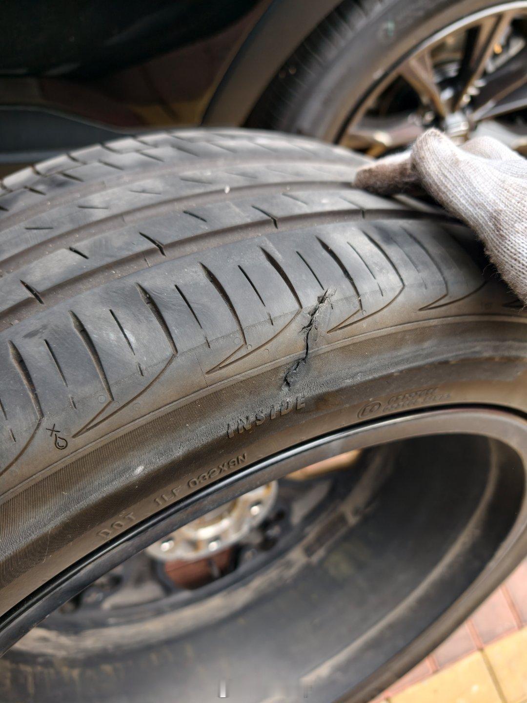 极越轮胎拆下来了，可能在北京六环路压到尖锐物品导致瞬间爆胎..当时时速80，其实