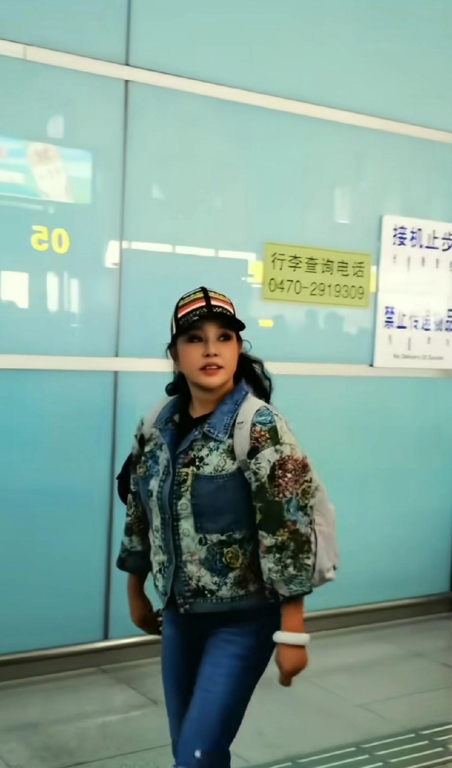 9月7号，刘晓庆张柏芝几个人似乎又去了海拉尔，据说当地温度只有10℃，看来穿得单