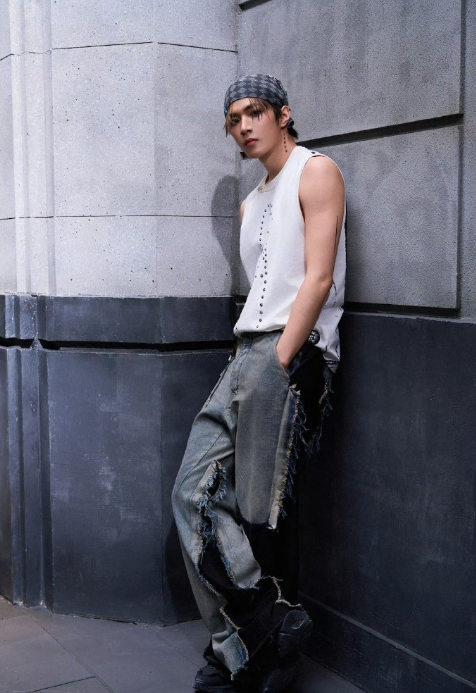 刘耀文这头巾造型也太会了吧！灰黑格纹头巾压碎发，白背心松垮有范儿，牛仔裤褶皱随性