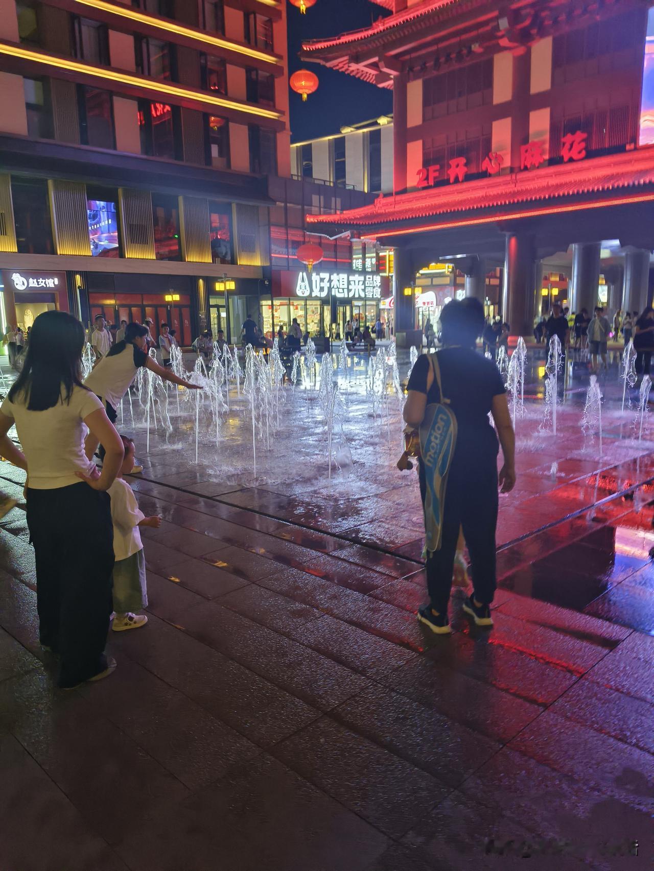 夜晚的繁华街景，霓虹灯下的人潮涌动，感受城市的脉动。