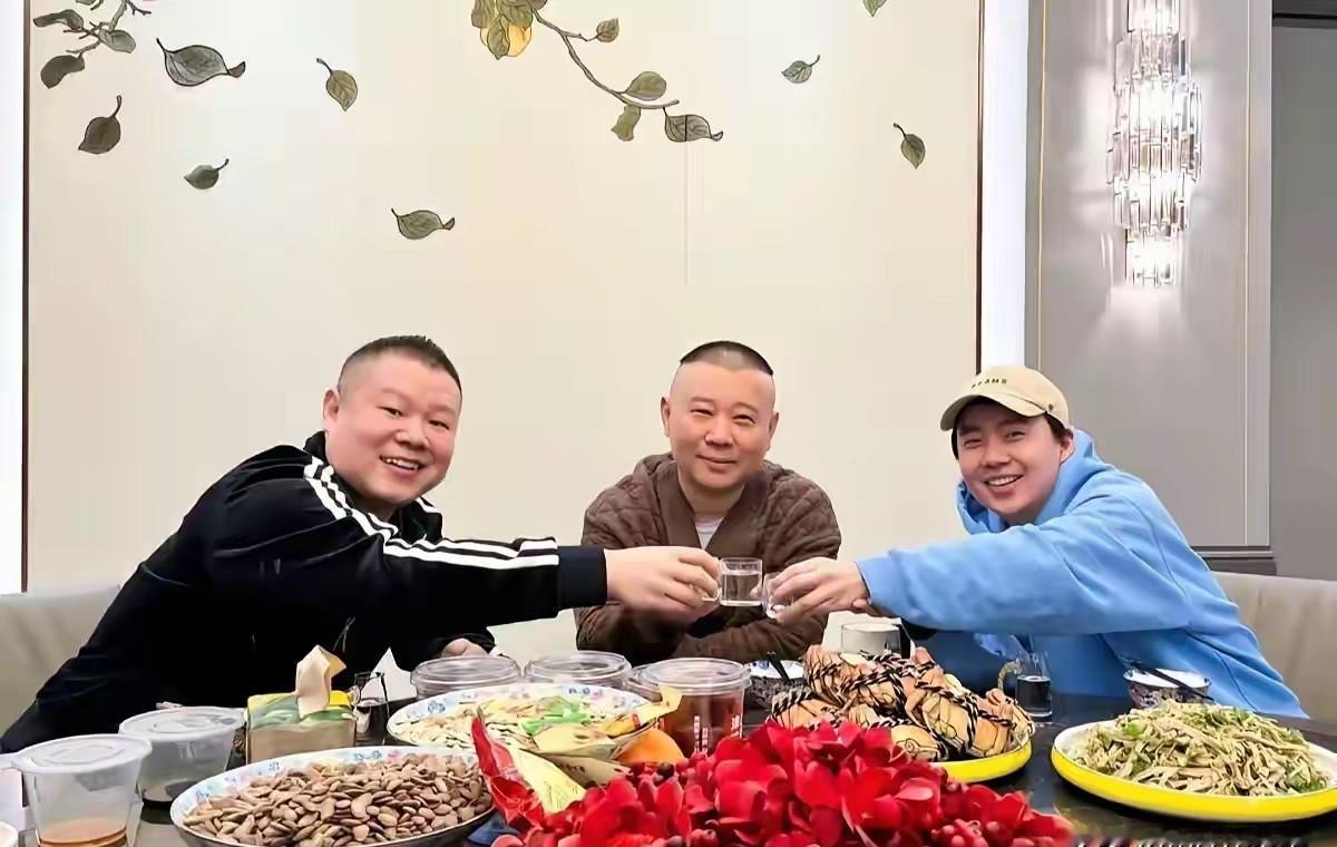 三个男人喝了顿酒，德云社明年的票价就定了。这不是普通饭局。是郭德纲、岳云鹏、