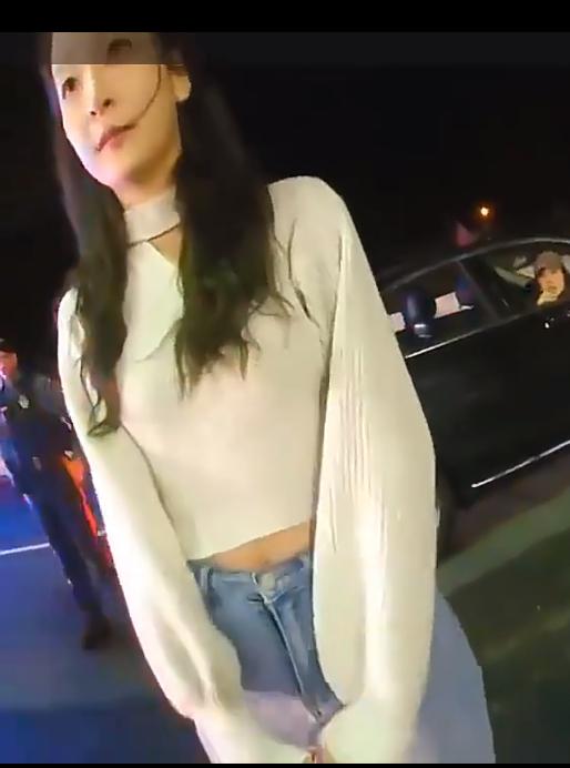 中国一女留学生美国酒驾被逮捕，因为高颜值走红。这个女孩和一群朋友聚会后驾车回家，