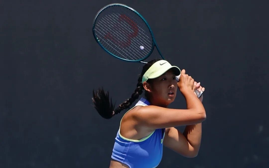 孙心然邵羽杉进澳网青少年八强澳网青少年女单16进8，两位小花孙心然7-6(6