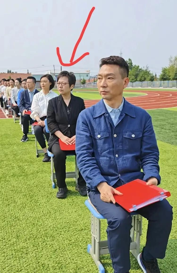 前央视主持人贺红梅近况曝光！天啊，变化太大了[捂脸哭]不说真的认不出她就是贺红梅