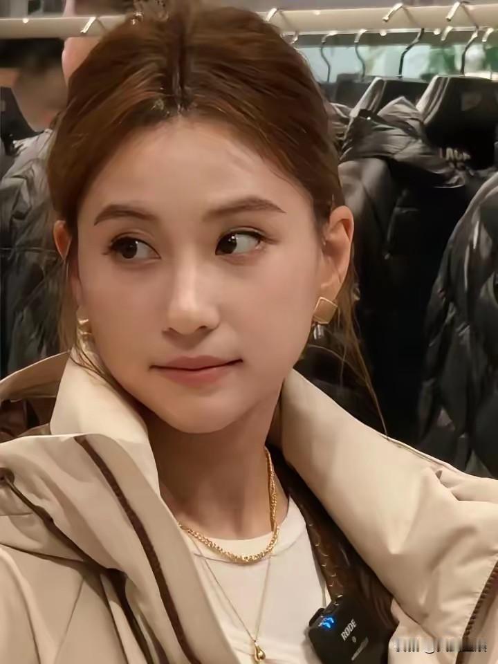 何超莲现在比吃了苍蝇还难受，本来她的算盘打的很好，婚礼和房子，把窦骁的几千万