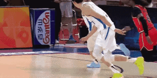 中超“大魔王”挑战隔扣中超的“文班亚昕”，结果扣了个寂寞，被后者高高跳起帽个正着