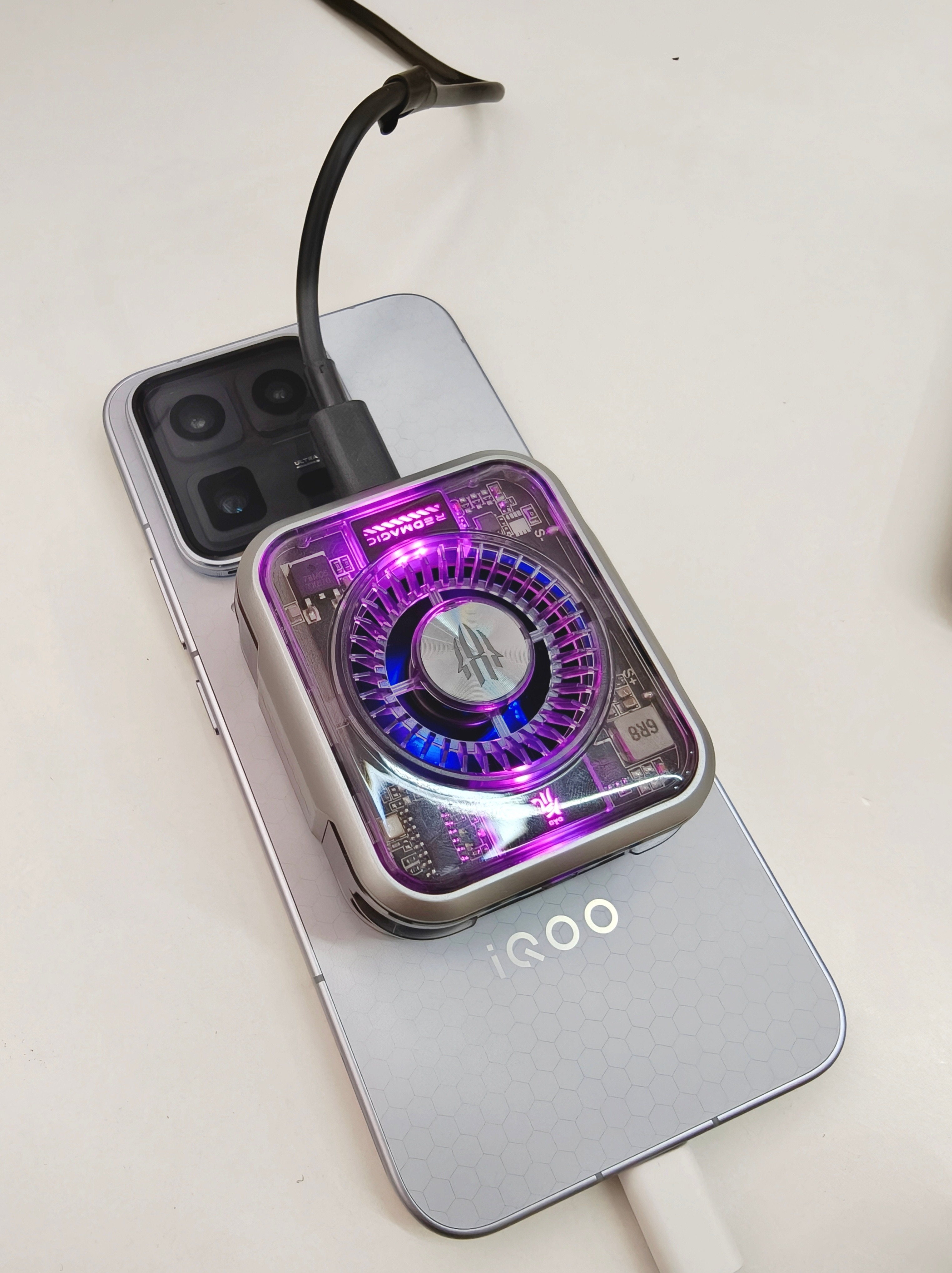 刚才翻到一个红魔散热器用iQOO15Ultra玩了一个小时王者感觉压个散热器