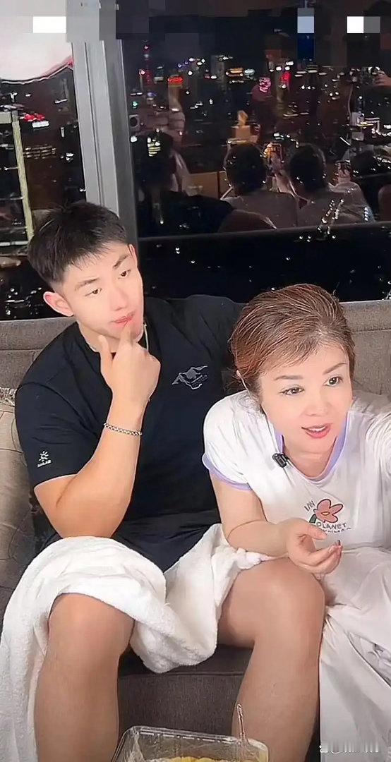 于文红直播认真回弹幕，年轻男友拿手机发呆，白发把谁在扛这段关系看得太清楚了