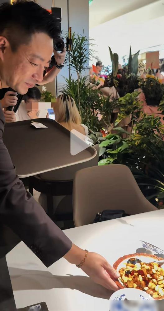 汪小菲跑到佛山新店，端着一盘宫保鸡丁往客人桌上送。不是摆拍，系着围裙一间间问口味，说咸了立马让人重做