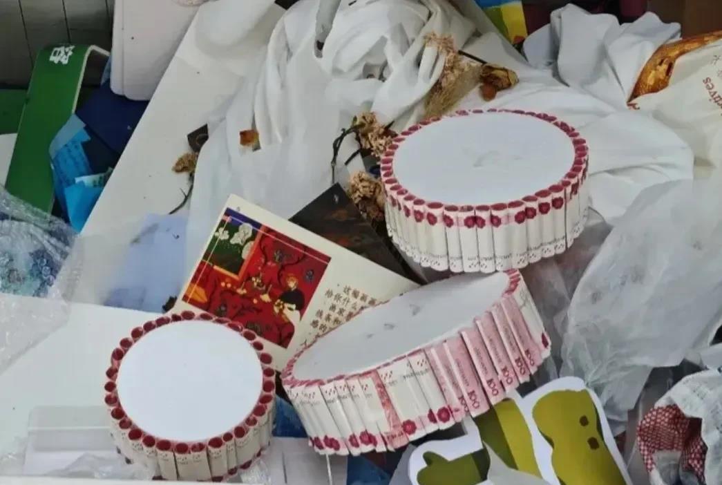 垃圾桶里看到的，没有犹豫1秒果断拿下。