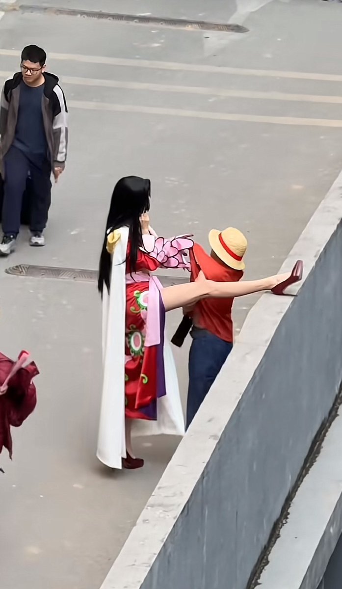 路飞把汉库克惹生气，差点在活动现场挨上实打实的芳香脚海贼王