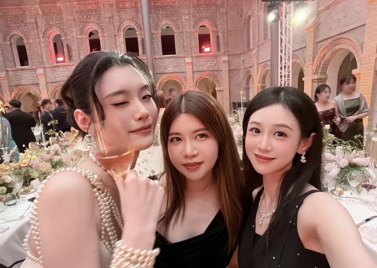 奚梦瑶得到了爱情，失去了友情，昔日模特圈好友，没有一个去参加她的婚礼。在纽约一起