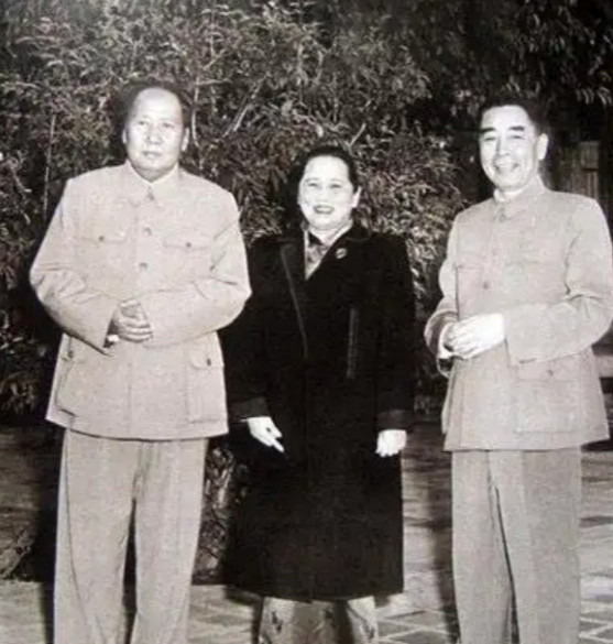 1954年，毛主席托人办了一件事，找到宋庆龄，将五万美元还给她，宋庆龄收到钱后，