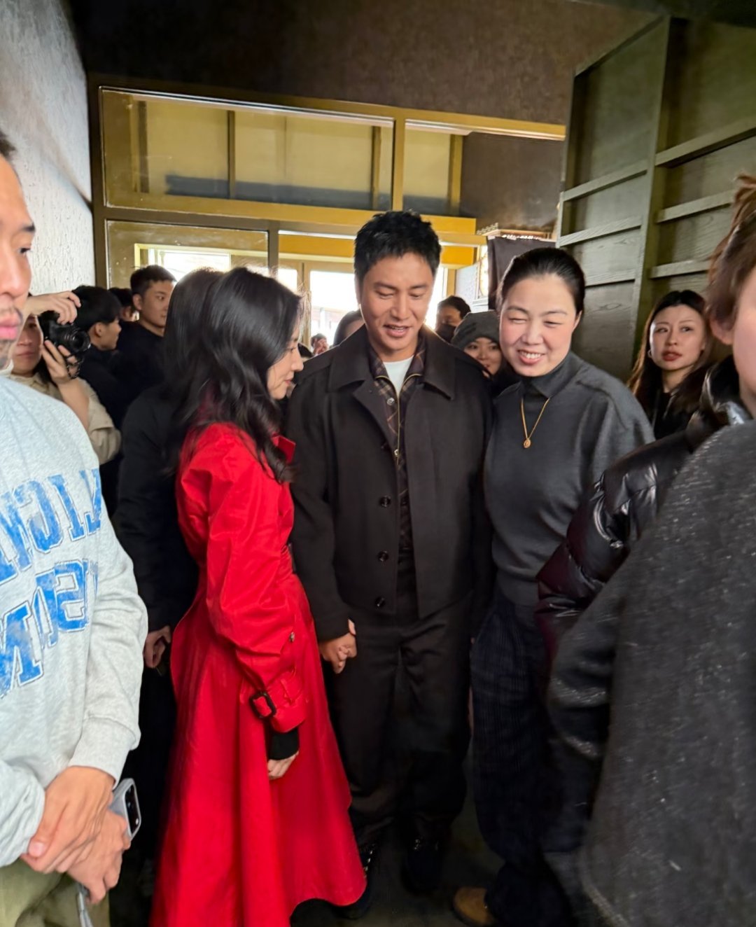 陈坤董洁牵手梦回金粉世家陈坤与董洁在活动中再度同框，二人自然牵手、微笑互动的画面