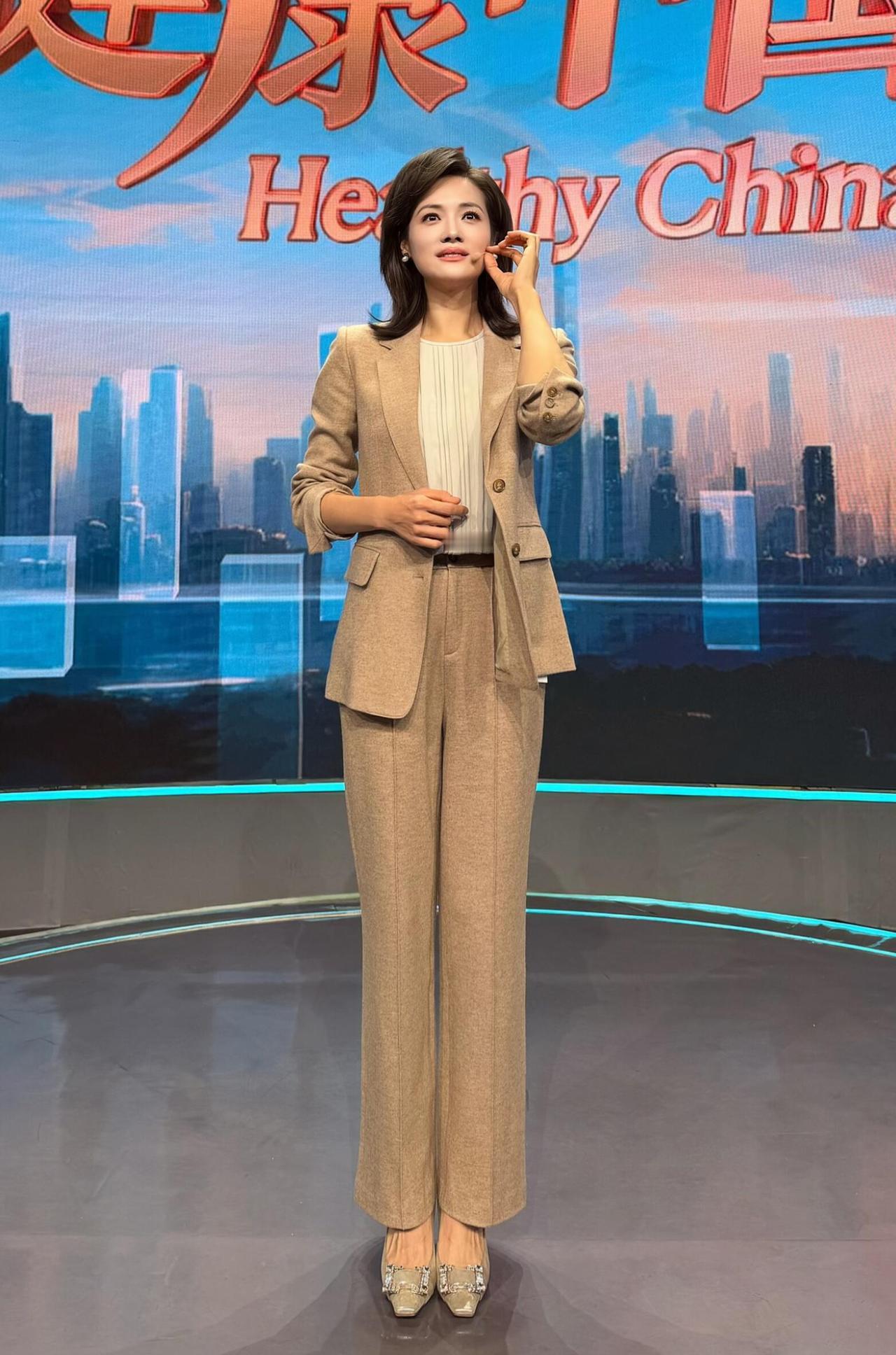 主持人董丽萍上班美拍，职业装穿搭好有气质！！