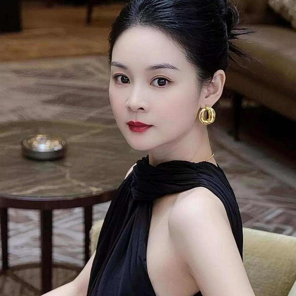 优雅的黑裙造型，金饰点缀，红唇点睛，尽显高贵气质！气质黑裙搭配气质黑裙轻奢时