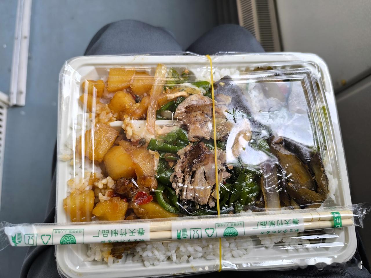 火车上10元盒饭不错：有鸡肉、猪肉、牛肉、土豆、茄子！种类多，分量足，吃饱了！