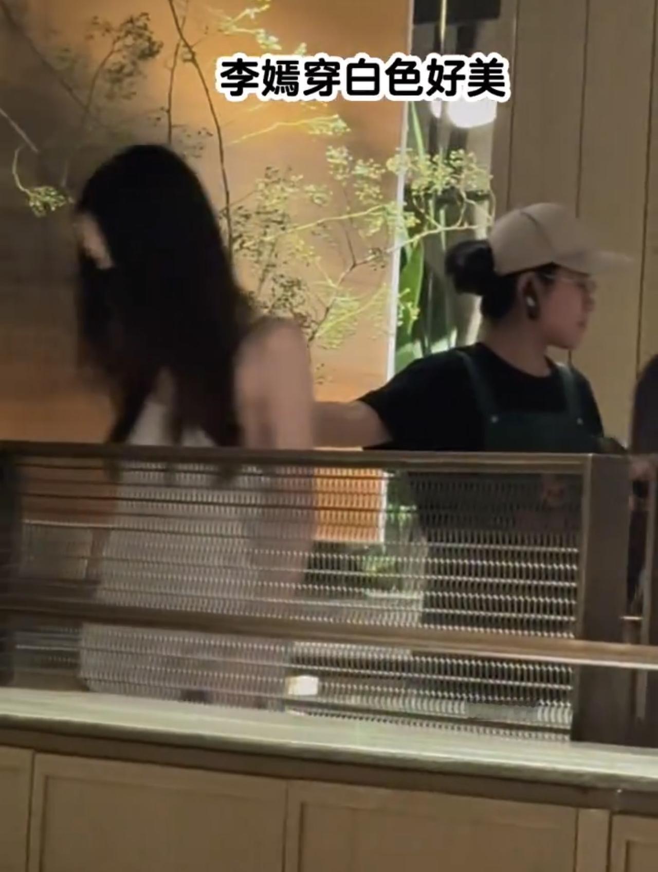 王菲母女还没有离开阿那亚，又一起去饭店吃饭，20岁李嫣穿白色抹胸裙好美，又高又瘦
