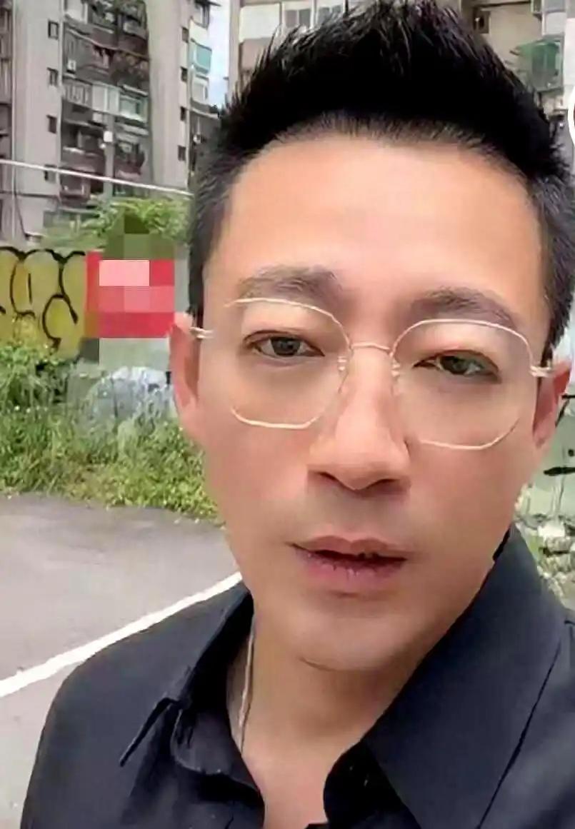 刚结束六月中下旬的毕业典礼，没过几日，6月29日汪小菲便带着小玥儿现身北京街头散