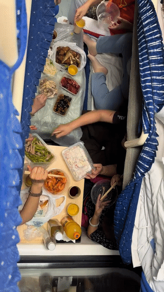 网友在火车上偶遇几位来自上海的叔叔阿姨在火车上聚餐吃饭。这些人应该都是退休以后